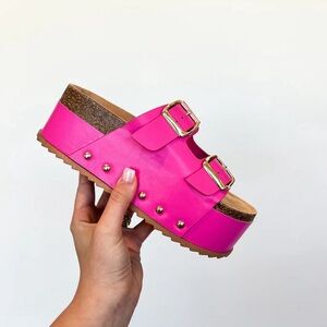 Elevate platform sandals in hot pink 7.5 * run a little large** fits like an 8